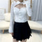Blusa Blanca Elegante con Detalles de Volantes y Encaje Calado