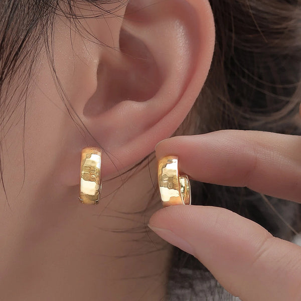Aretes Redondos Texturizados: Elegancia Simple y Versátil