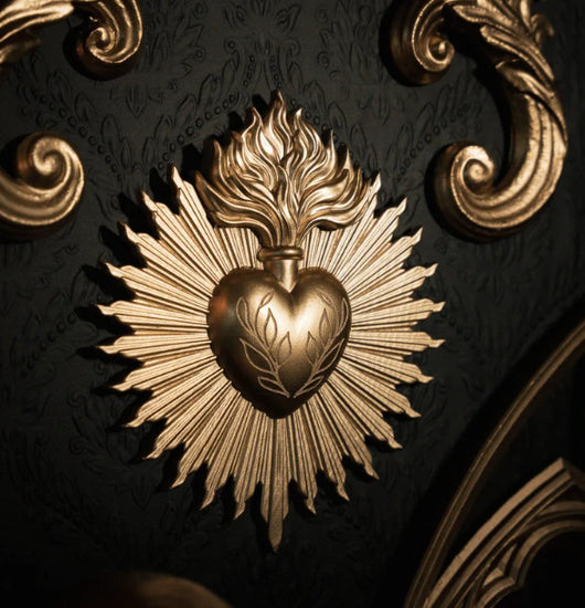 Ornamento Decorativo Corazón Sagrado en Relieve de Resina - Image 17