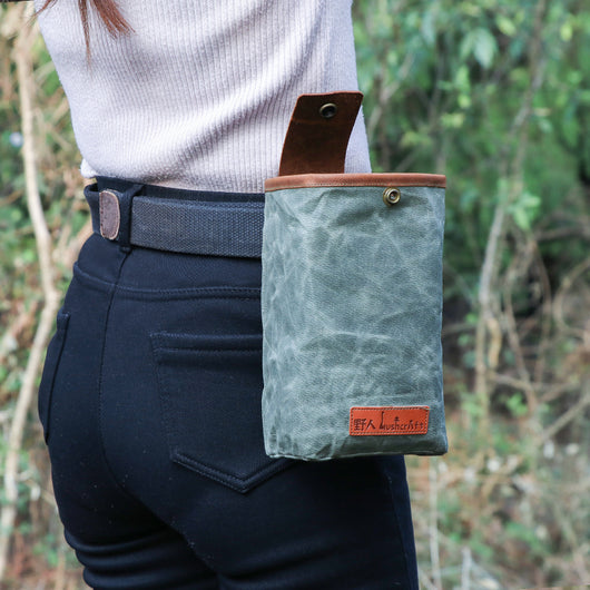 Bolsa de Almacenamiento en Lona de Cuero para Camping y Aventuras al Aire Libre - Image 9