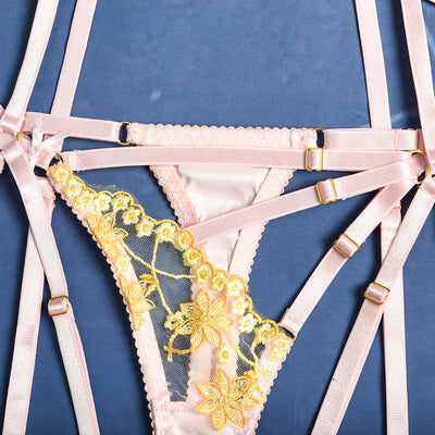 Conjunto Sensual de Tres Piezas en Satén con Detalles Calados - Image 10