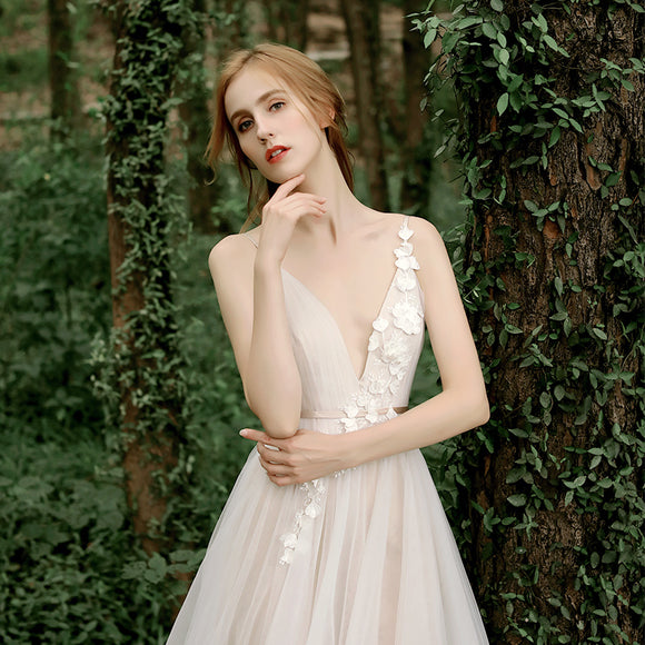Vestido Minimalista con Escote en V para la Playa