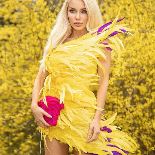 Vestido de Noche Elegante con Plumas y Espalda Descubierta - Image 7