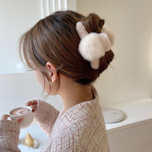 Pinza para Cabello Grande con Bola de Peluche y Estilo Elegante