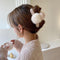 Pinza para Cabello Grande con Bola de Peluche y Estilo Elegante