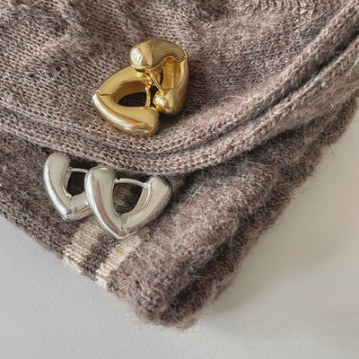 Aretes V en Plata - Minimalismo Elegante y Versátil - Image 6