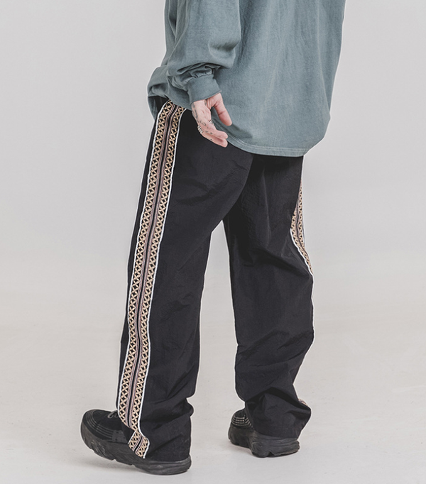 Pantalones Rectos Clásicos con Detalles Bordados Laterales