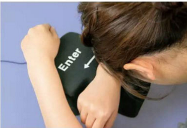 Almohada Reposamuñecas USB Multifunción con Tecla Enter Gigante para Oficina - Image 3