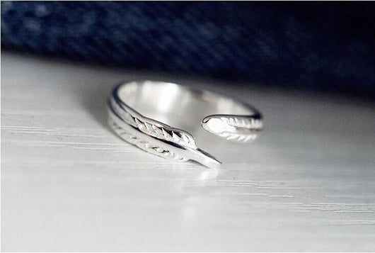 Anillo de Plumas Elegante y Minimalista - Image 5
