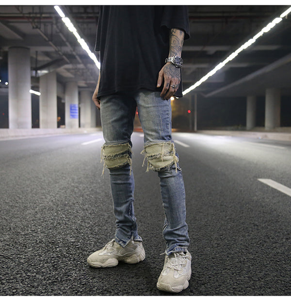 Jeans ajustados con rotos diseñados