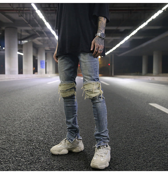 Jeans ajustados con rotos diseñados