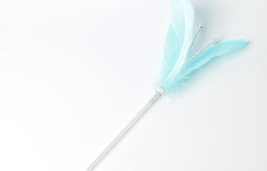 Pluma Larga con Cascabel Interactivo - Image 6