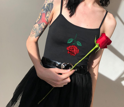 Camisola Corta con Bordado de Rosas - Image 9