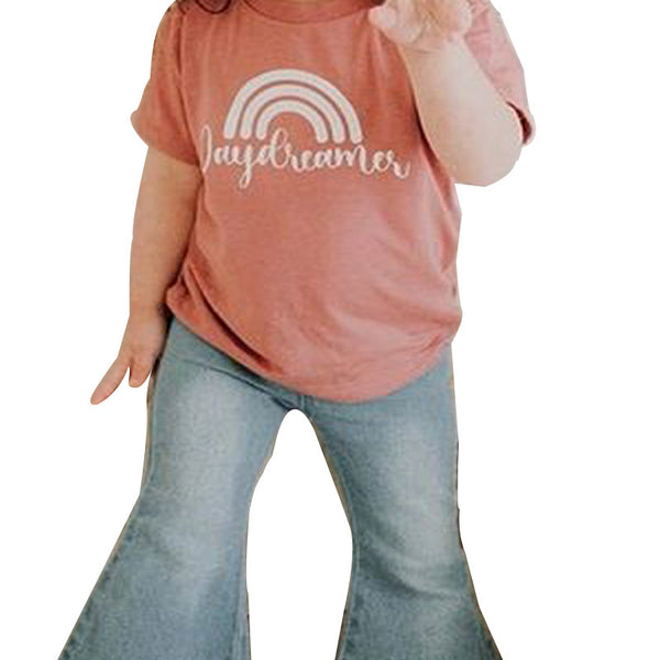 Playera Arcoíris con Cuello Redondo y Jeans Desgastados