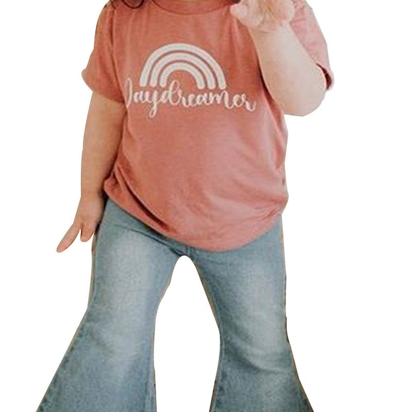 Playera Arcoíris con Cuello Redondo y Jeans Desgastados