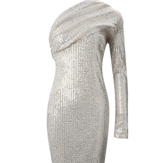Vestido Formal de Lentejuelas Plateado con Hombro Descubierto - Image 3
