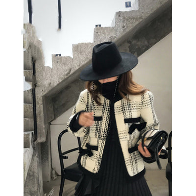 Blazer de Lana con Detalle de Moño y Contraste en Seda Negra - Image 5