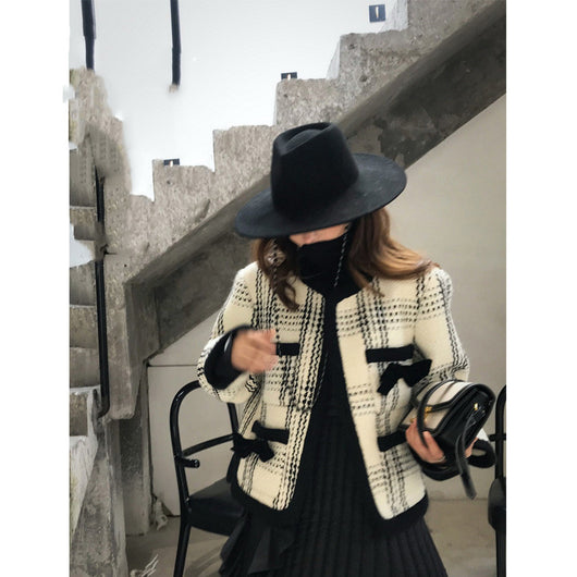 Blazer de Lana con Detalle de Moño y Contraste en Seda Negra - Image 5