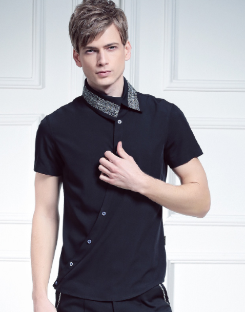 Camisa con Cuello Oblicuo y Bordado Irregular