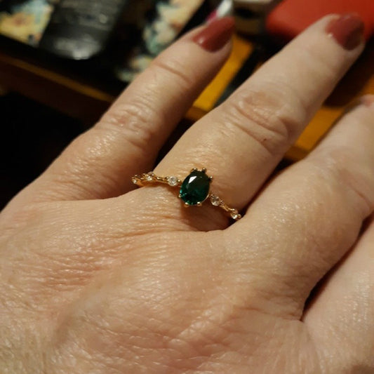 Anillo Dorado con Incrustación de Esmeralda - Image 2