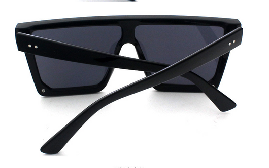 Large-frame square sunglasses with a tortoiseshell pattern frame and gradient brown lenses, shown from front and side. - Image 4