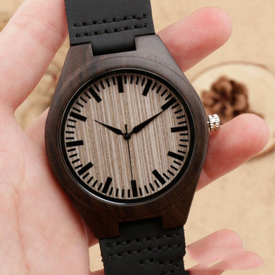 Reloj de Madera con Esfera Marrón y Gravado en la Caja