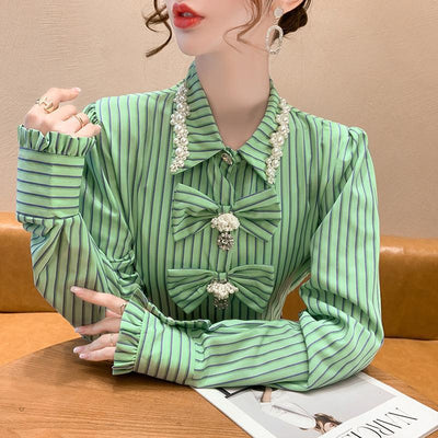 Blusa Retro con Flores 3D y Moño de Strass - Image 3