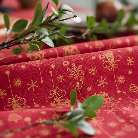 Mantel Navideño Rojo con Detalles Dorados - Image 3