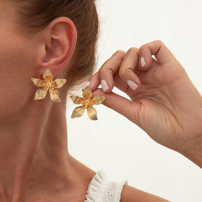 Aretes de Flor Plisada en Metal Líquido - Image 18