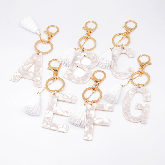 Chaveiro com Pingente Alfabeto de Acrílico e Tassel Decorativo