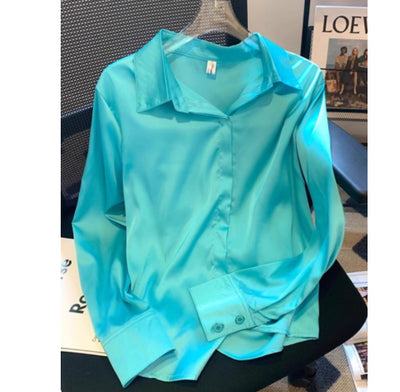 Blusa de Satén Azul Marino con Solapa y Drapeado Elegante - Image 7
