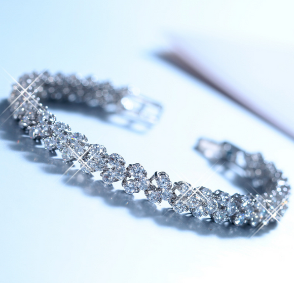 Pulsera de Zirconia Cúbica con Corazones y Flechas - Regalo Perfecto para Bodas