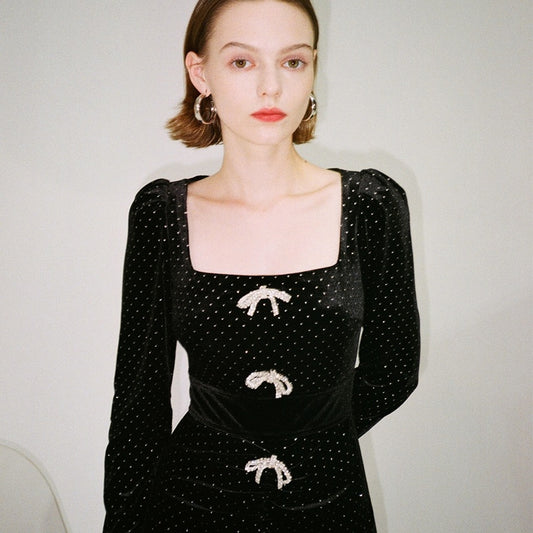 Vestido Negro de Terciopelo con Detalles Dorados Mariposa