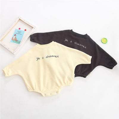 Enterizo infantil con mangas murciélago e estampado alfabético