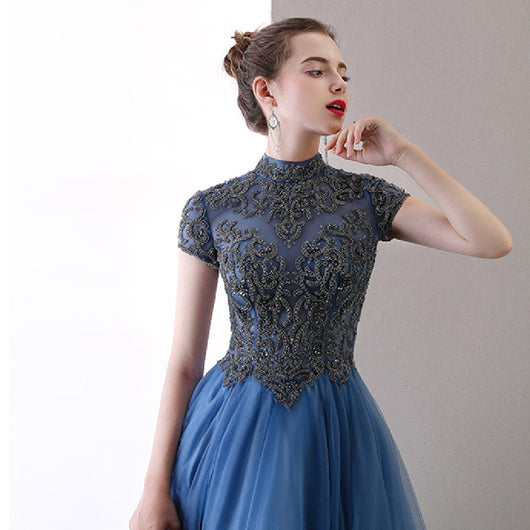 Vestido de Noche Azul con Cuello Alto y Vuelo Elegante - Image 6