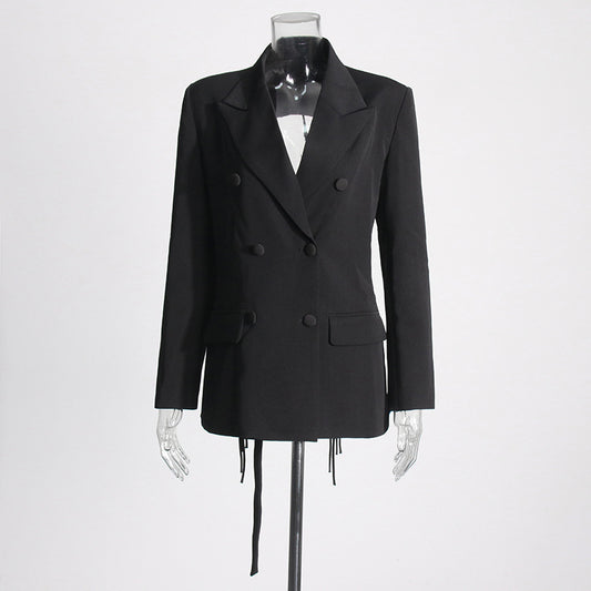 Abrigo Elegante Doble Botonadura con Detalles Calados