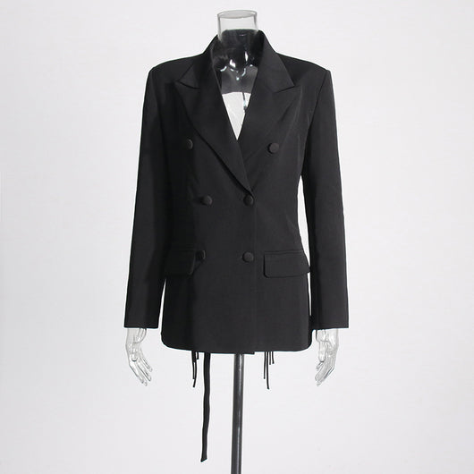 Abrigo Elegante Doble Botonadura con Detalles Calados