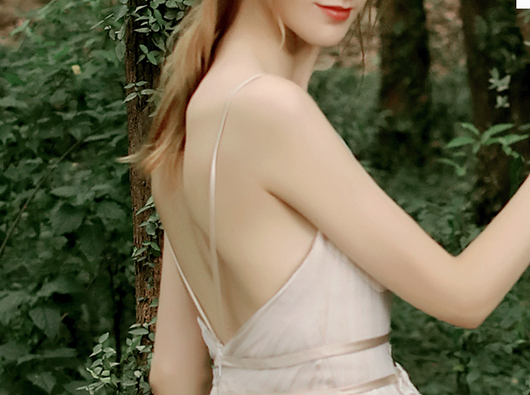 Vestido Minimalista con Escote en V para la Playa - Image 13