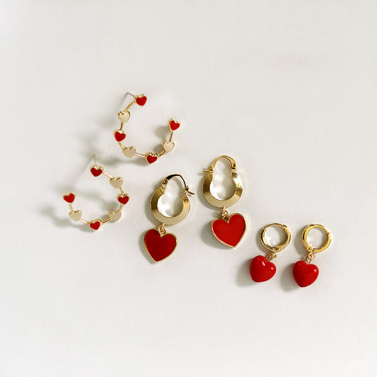 Aretes personalizados en forma de C con esmalte Love