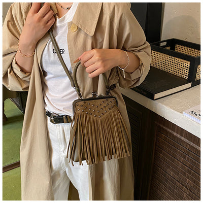 Bolsa Retro de Hombro para Mujer con Remaches y Borlas - Image 16