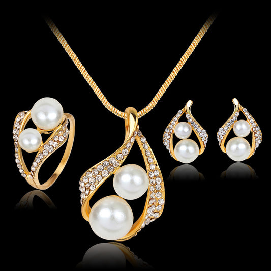 Set de 3 Piezas: Aretes, Collar y Anillo con Perlas