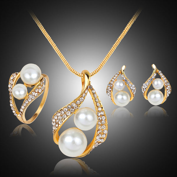Conjunto de 3 Peças: Brincos, Colar e Anel com Pérolas
