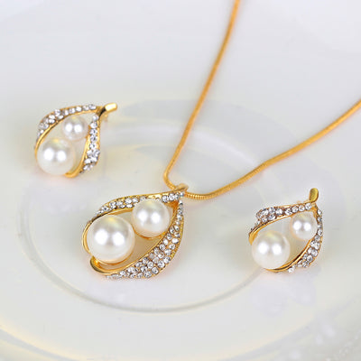 Set de 3 Piezas: Aretes, Collar y Anillo con Perlas - Image 4