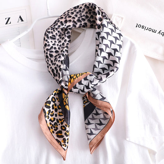 Pañuelo de Seda Estampado Leopardo con Protección Solar para Mujer - Image 3