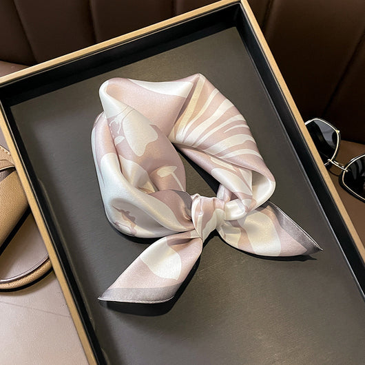 Pañuelo de Seda Beige Cuadrado para Mujer - Versátil y Fácil de Combinar - Image 11