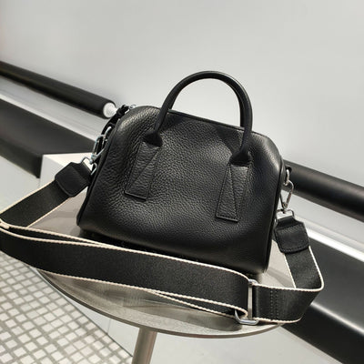 Bolso de Mano en Cuero Genuino con Diseño Minimalista y Suave - Image 13