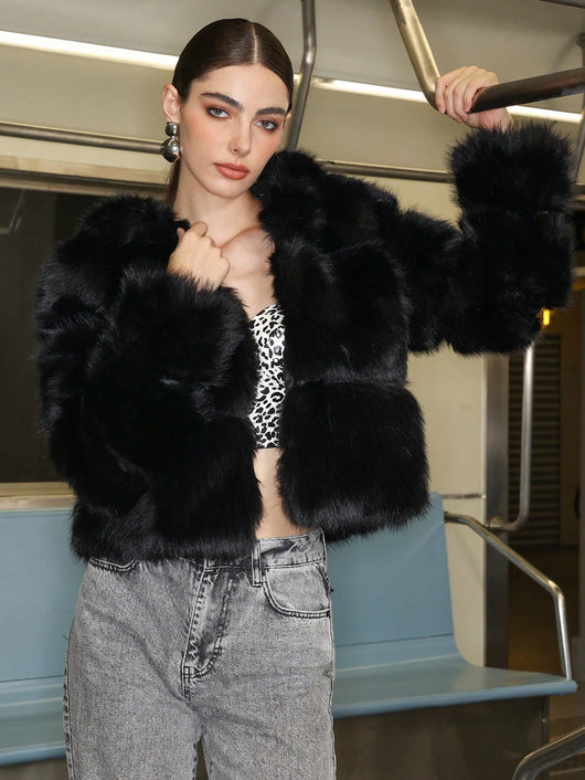 Chaqueta Corta de Pelaje Sintético Negro con Capucha - Image 12
