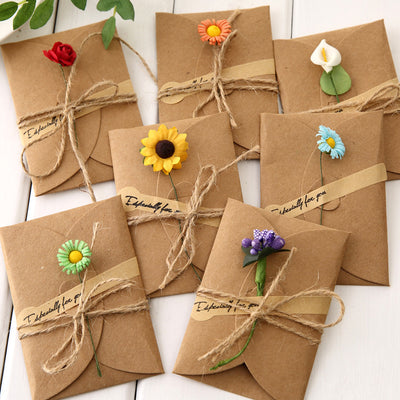 Tarjeta de Felicitación Artesanal con Flores Secas de Kraft