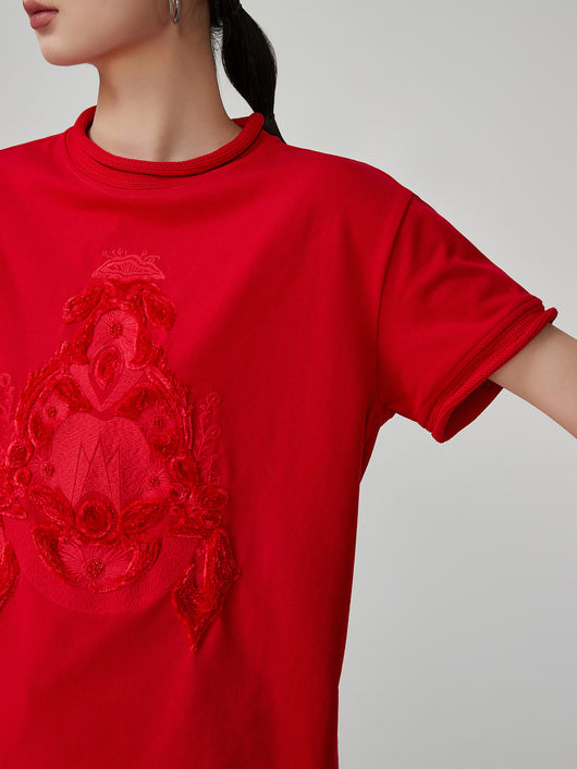Playera Roja con Bordado Chino y Hombros Fruncidos para Mujer - Image 2