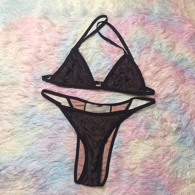 Bikini con Cuello Anudado y Detalles de Encaje en Malla